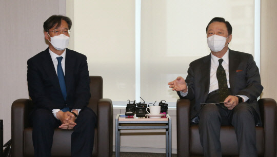 14일 서울 세종대로 상의회관에서 열린 더불어민주당 공정경제 태스크포스(TF)와의 정책간담회에서 박용만(오른쪽) 대한상공회의소 회장이 유동수 더불어민주당 정책위원회 수석부의장에게 소위 '공정경제 3법'에 대한 재계 의견을 전달하고 있다. <대한상의 제공>